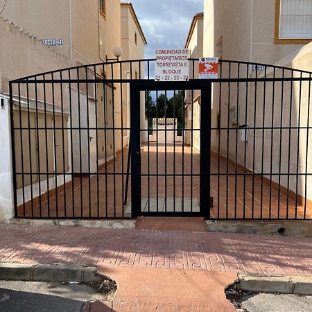 Apartamento Bajo Con Terraza Y Piscina Torrevieja Kültér fotó