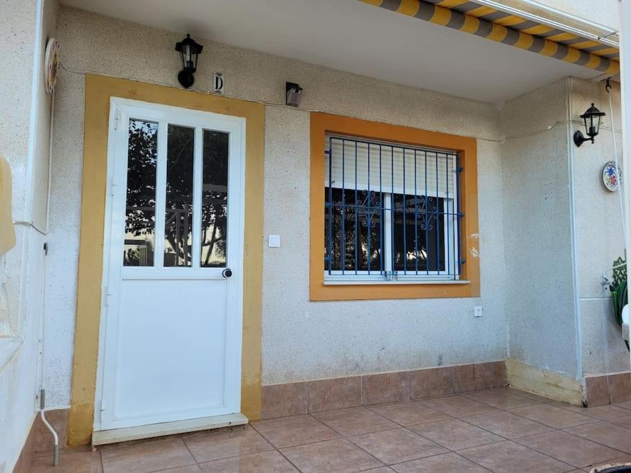 Apartamento Bajo Con Terraza Y Piscina Torrevieja Kültér fotó