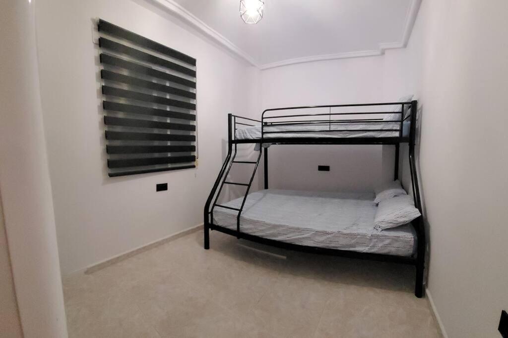 Apartamento Bajo Con Terraza Y Piscina Torrevieja Kültér fotó