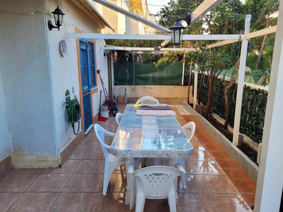 Apartamento Bajo Con Terraza Y Piscina Torrevieja Kültér fotó