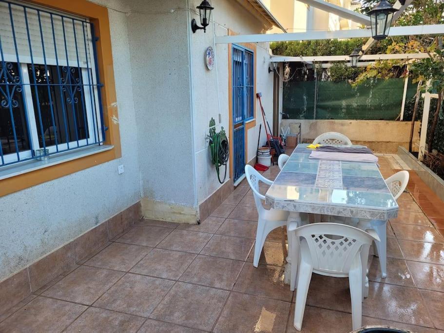 Apartamento Bajo Con Terraza Y Piscina Torrevieja Kültér fotó
