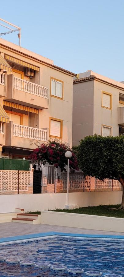 Apartamento Bajo Con Terraza Y Piscina Torrevieja Kültér fotó