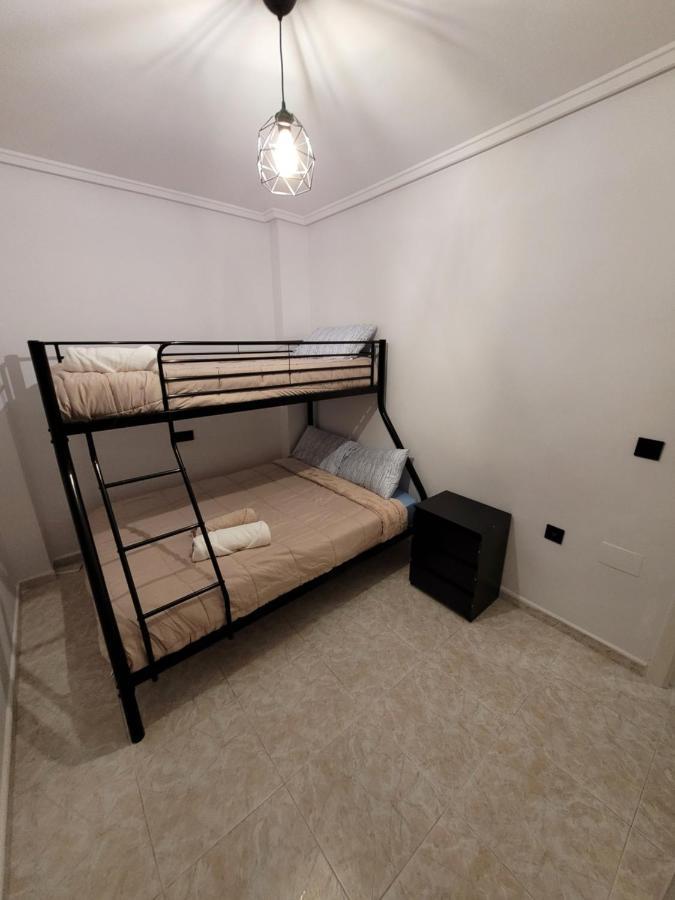 Apartamento Bajo Con Terraza Y Piscina Torrevieja Kültér fotó
